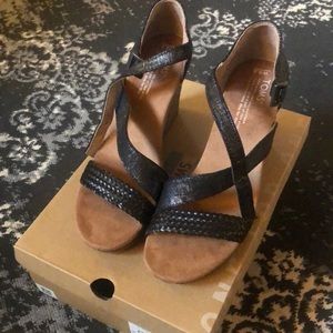 Toms Clarissa Metallic Linen With Embossed Wedge 8.5